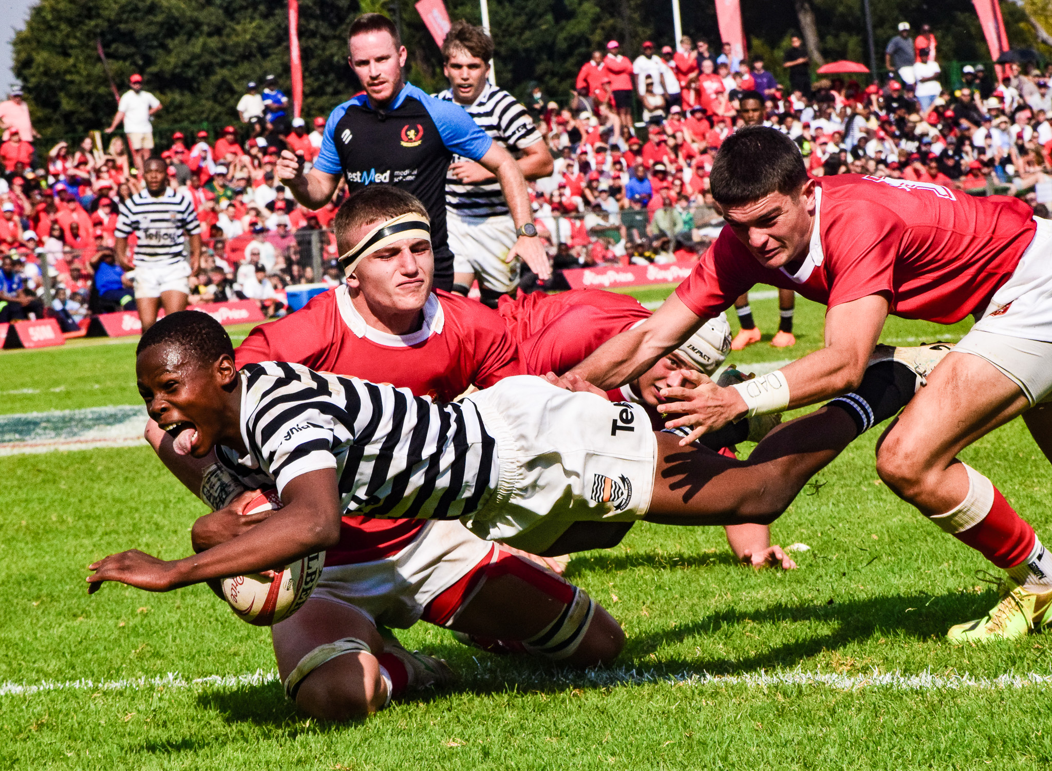 Luxon Zwane dives over for five points against KES.