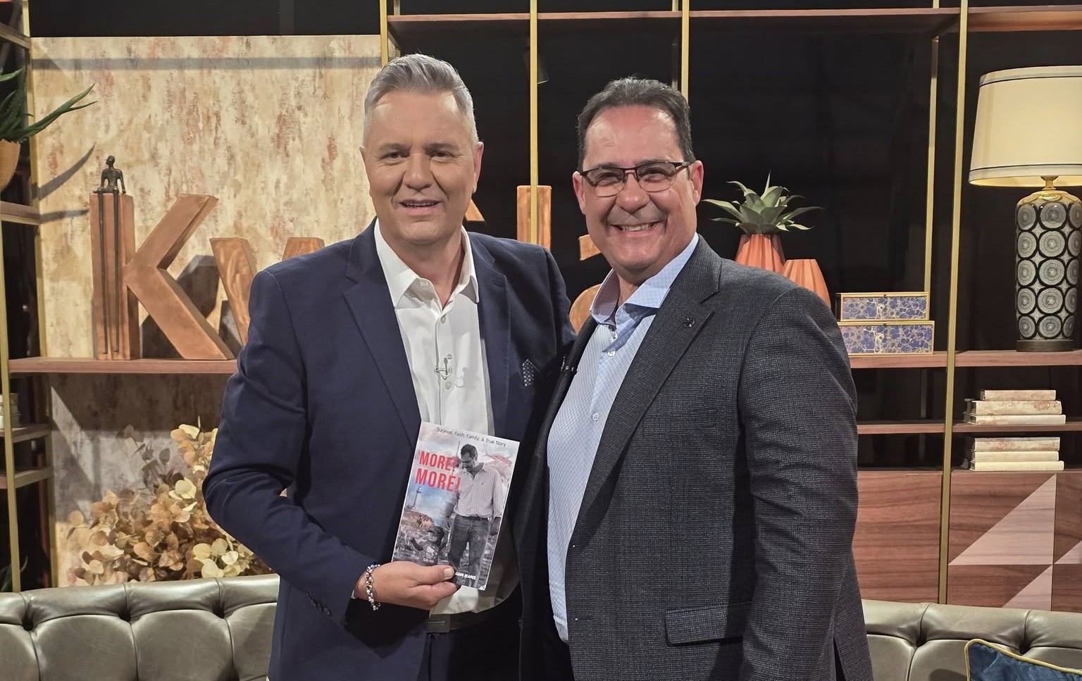 Hannes van Wyk (links) en Juan Maree in die ateljee.