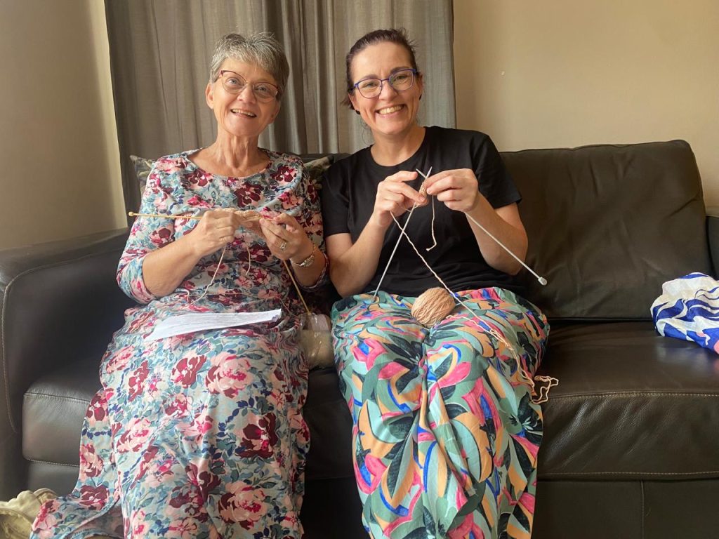Lu Smith en Anne van der Merwe brei borsprosteses as deel van Solidariteit Helpende Hand se Boesemvriendinne-projek