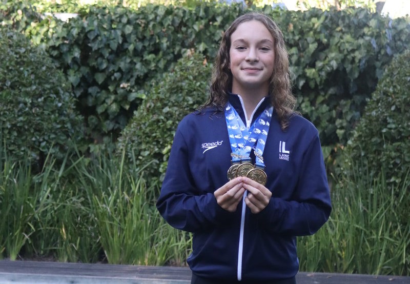 Seruby van Tromp (15) met haar goue medaljes.