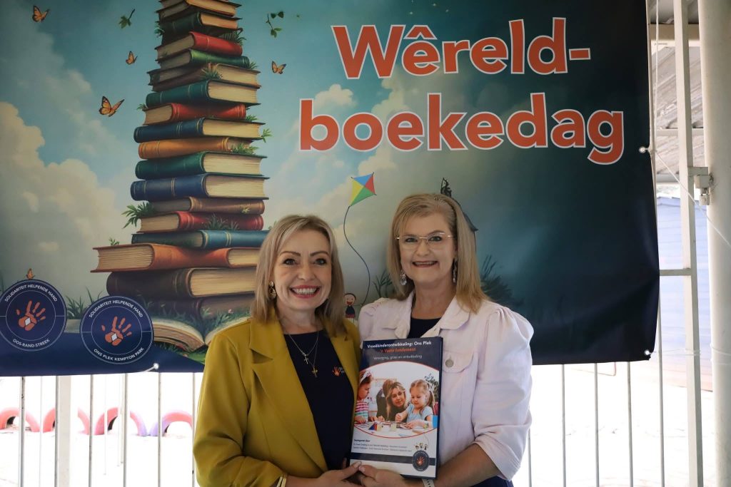 Suzette Oosthuizen van Solidariteit Helpende Hand en dr. Susan Greyling van die Noordwes-Universiteit.