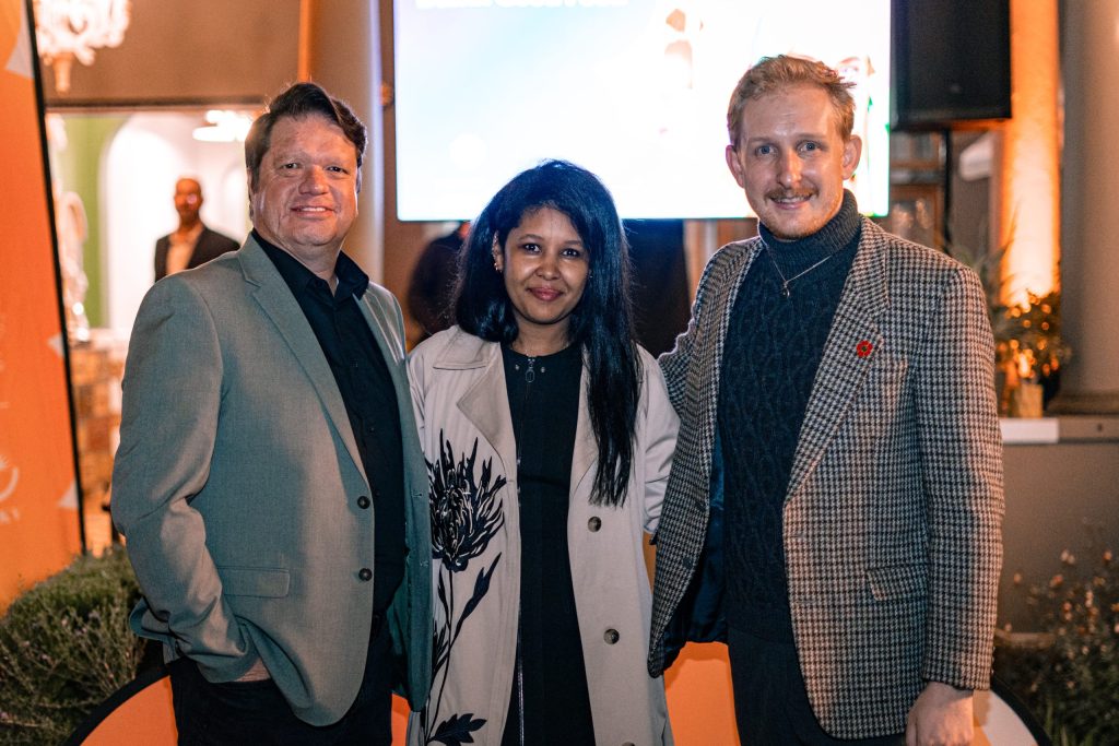 Die ATKV vorm oor baie jare 'n belangrike vennoot van die Vrystaat Kunstefees. Op die bekendstelling van die program is van links Gerrie lemmer en Magon Mouton (albei van die ATKV) en Michael Garbett (feesdirekteur). FOTO: ZitaFilmz.