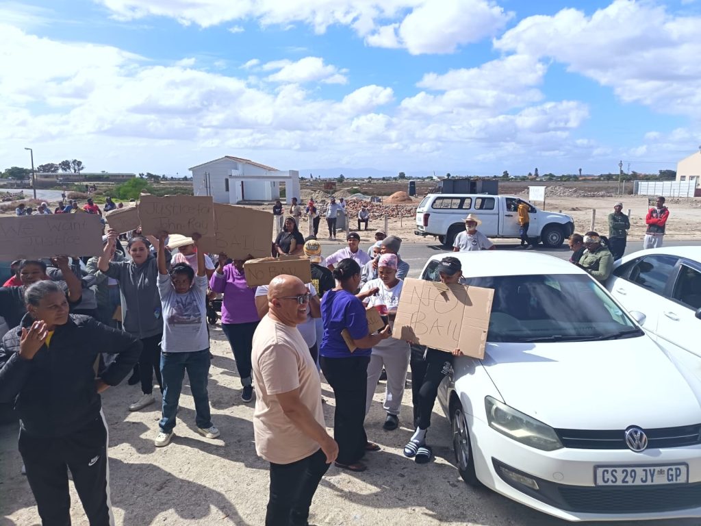 Inwoners en familie het hul ondersteuning getoon in die moord-saak van John-Ray Pieterse. Foto: Reginald Carolus