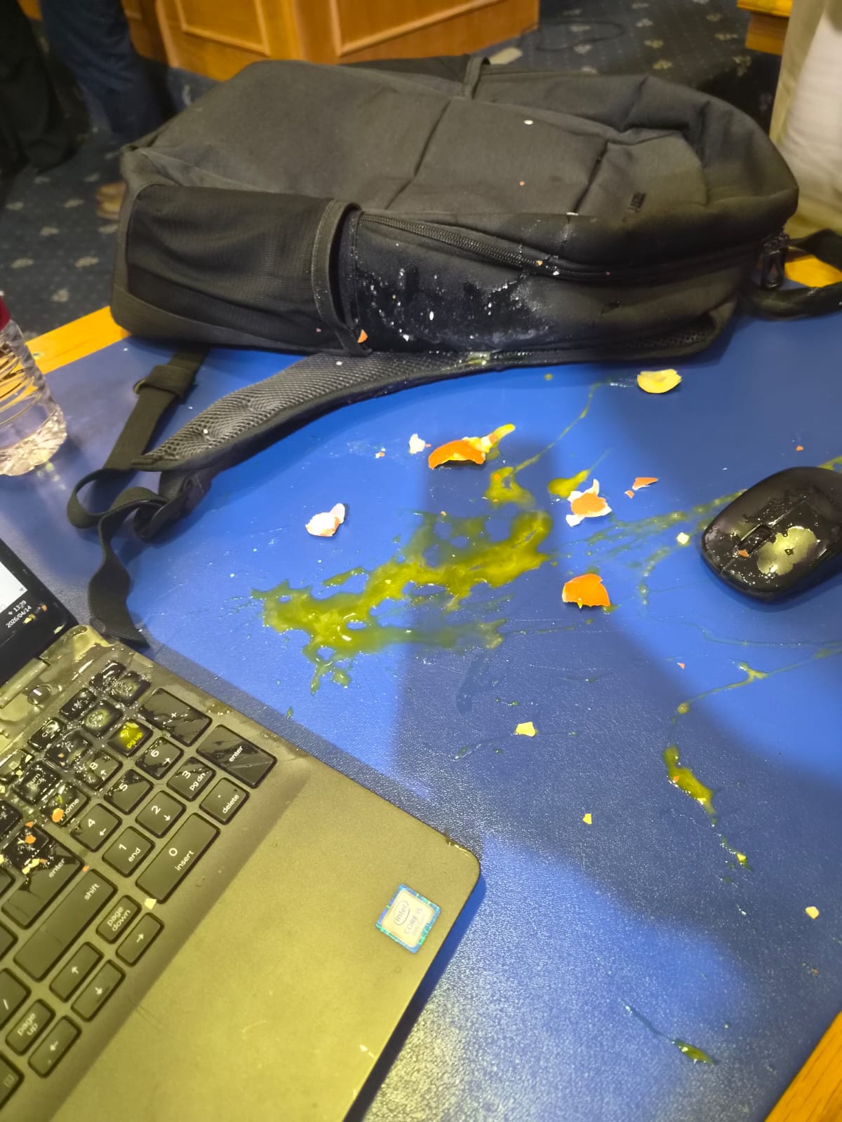 KYK | Chaos met eiergooi en pepersproei in raadsvergadering ‘doelbewuste nuwe taktiek’