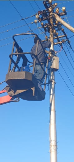 The Acting Municipal Manager privately advised residents that they would need to pay out of pocket for a private contractor to have their electricity restored