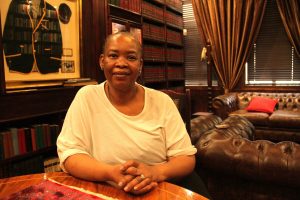 Vrou se drome aan skerwe om hotel vir bemagtiging aan te koop