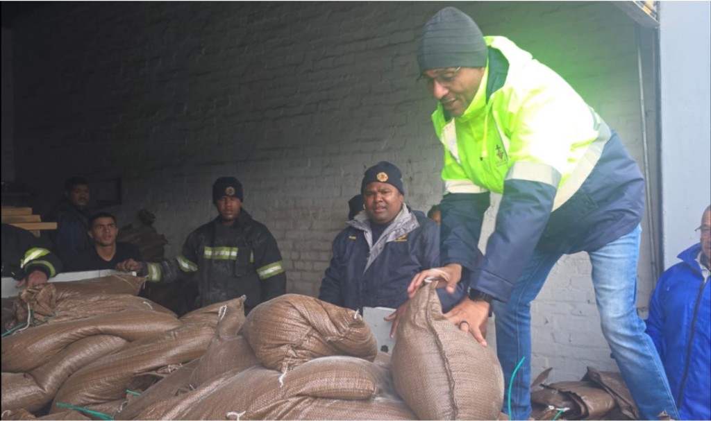 Jeremy Fasser, executive mayor of Stellenbosch, joined disaster teams on the ground to assist with sandbagging and more on Sunday 19 April. Photo: Stellenbosch Municipality/Facebook