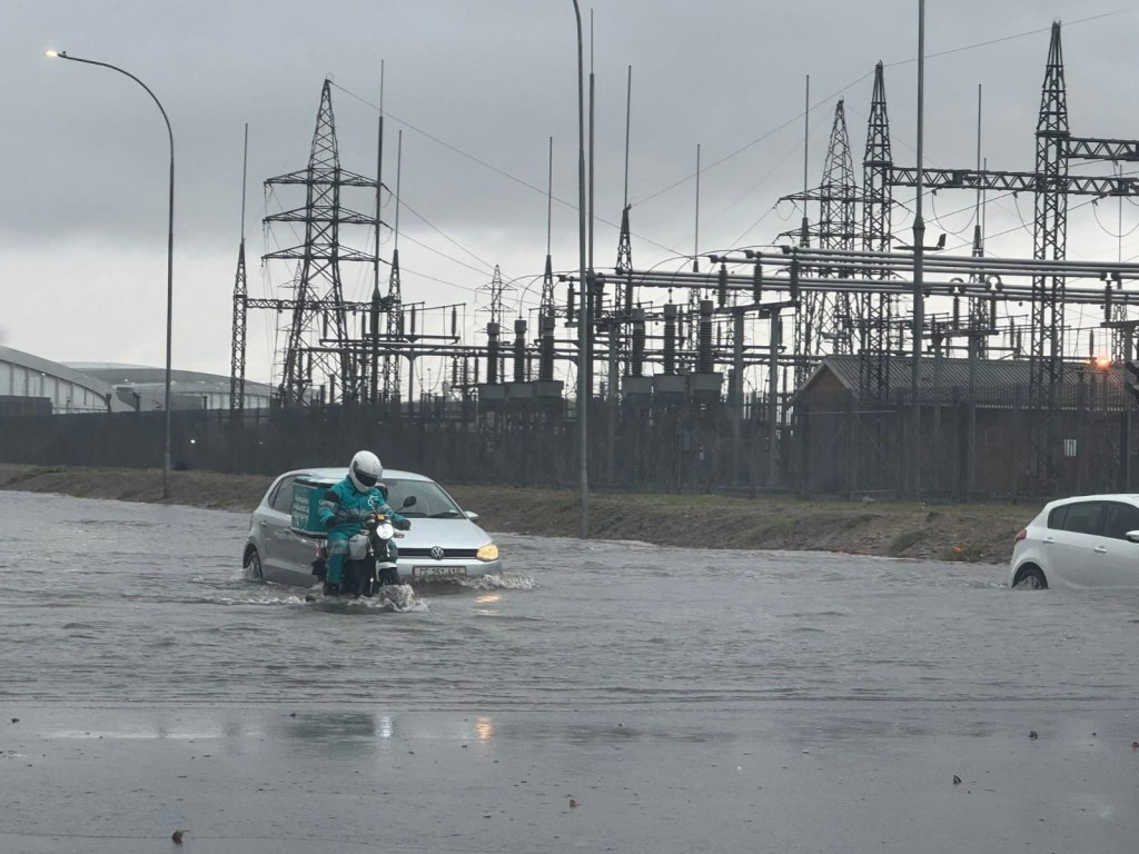 The flooded intersection of Cecil Morgan and Bottelary roads in Brackenfell on Sunday. Photo: Facebook