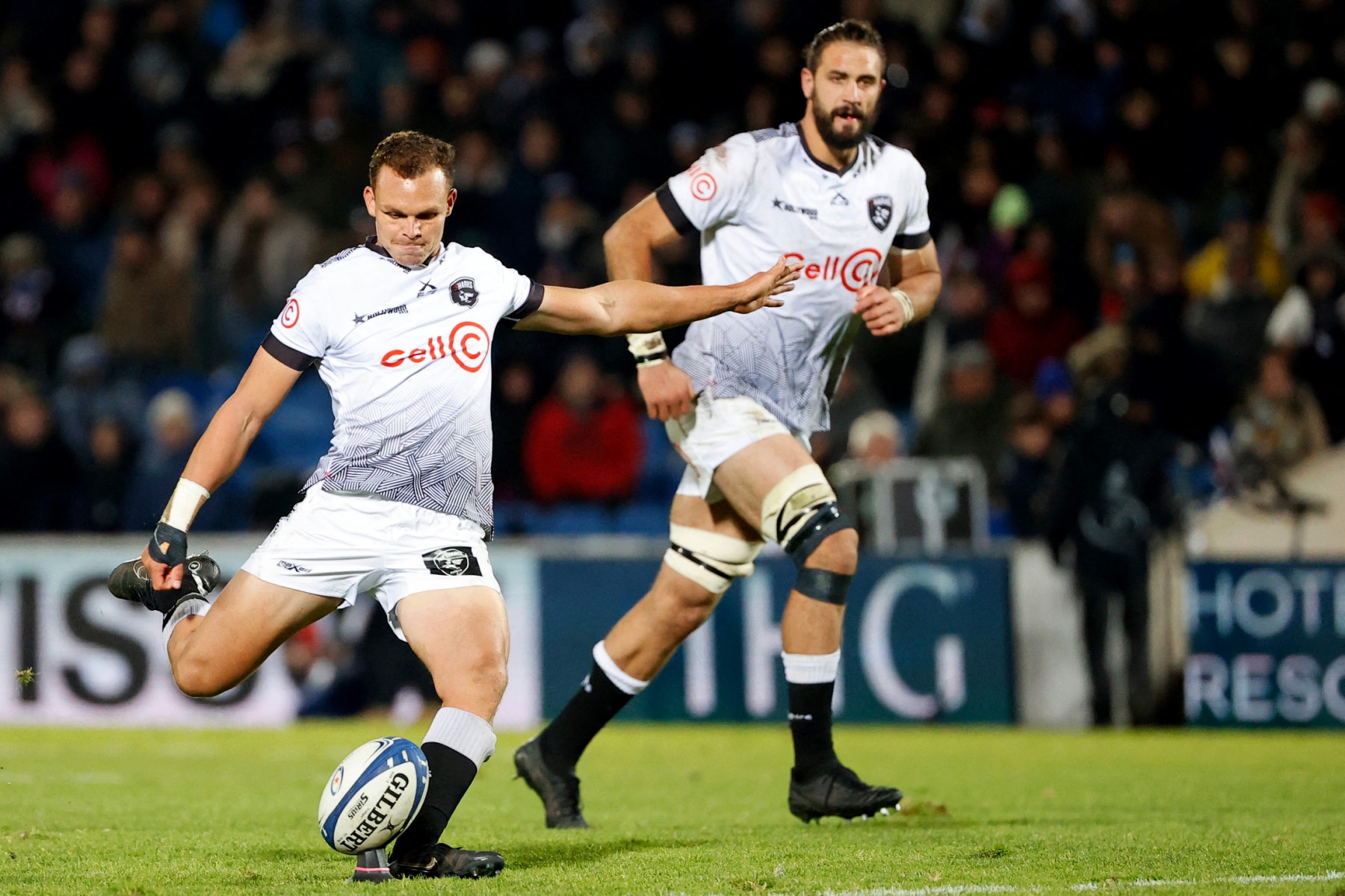 Sharks' South African fly half Curwin Bosch (L) shoots from the penalty spot during the European Rugby Champions Cup pool A rugby union match between Bordeaux-Begles (FRA) and Coastal Sharks (RSA) at Stade Chaban-Delmas stadium in Bordeaux on December 16, 2022.