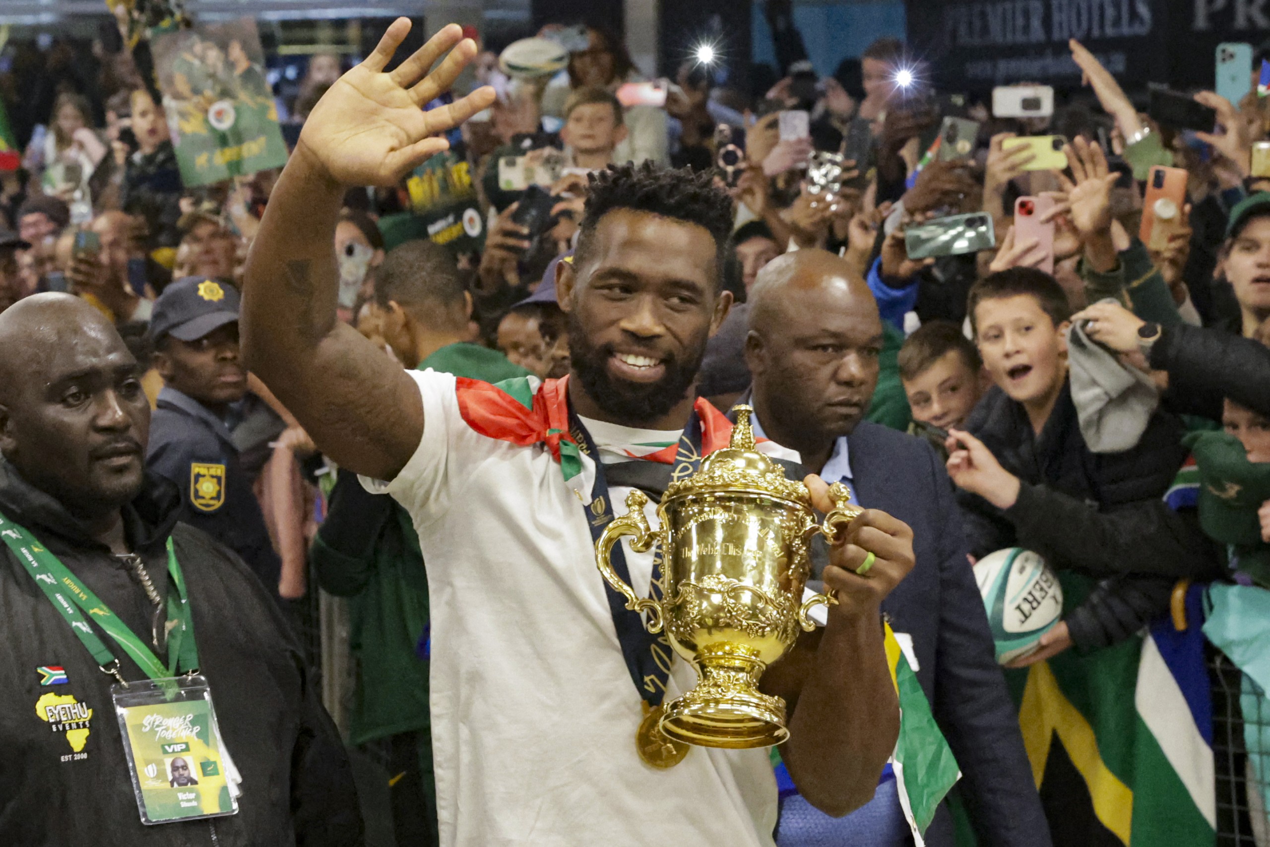 Siya Kolisi partners with Amazon.