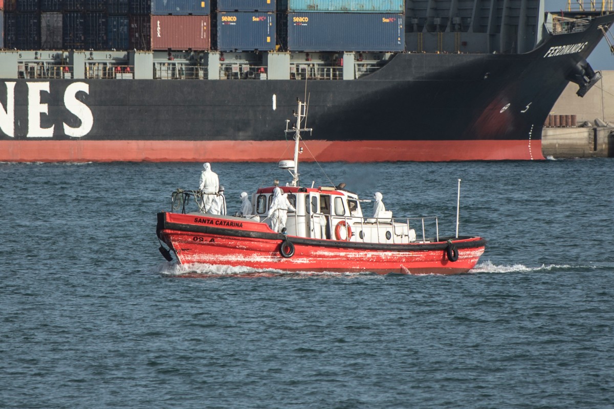 An ambulance boat carriying crew members wearing hazmat suits, returns to the port of Praia, the capital of Cape Verde, on May 5, 2026 after a visit to the cruise ship MV Hondius. Photo: AFP