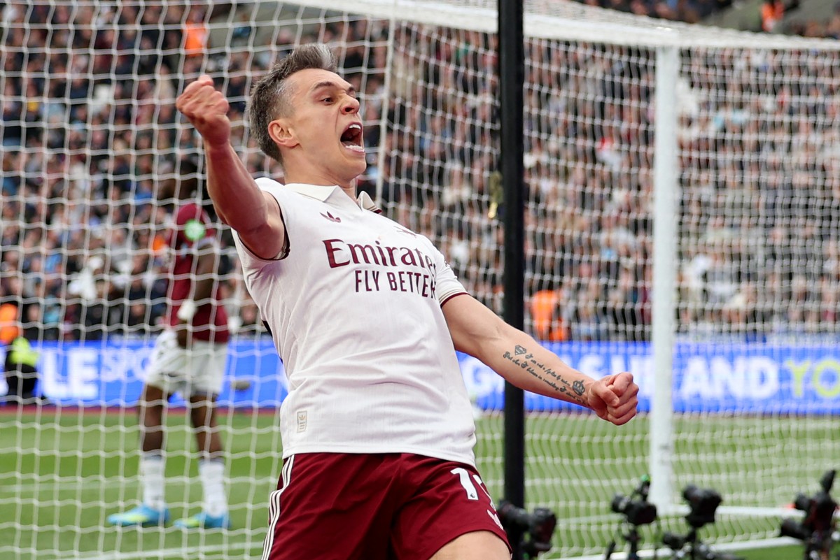 Arsenal's Belgian midfielder #19 Leandro Trossard celebrates scoring the team's first goal during the English Premier League football match between West Ham United and Arsenal