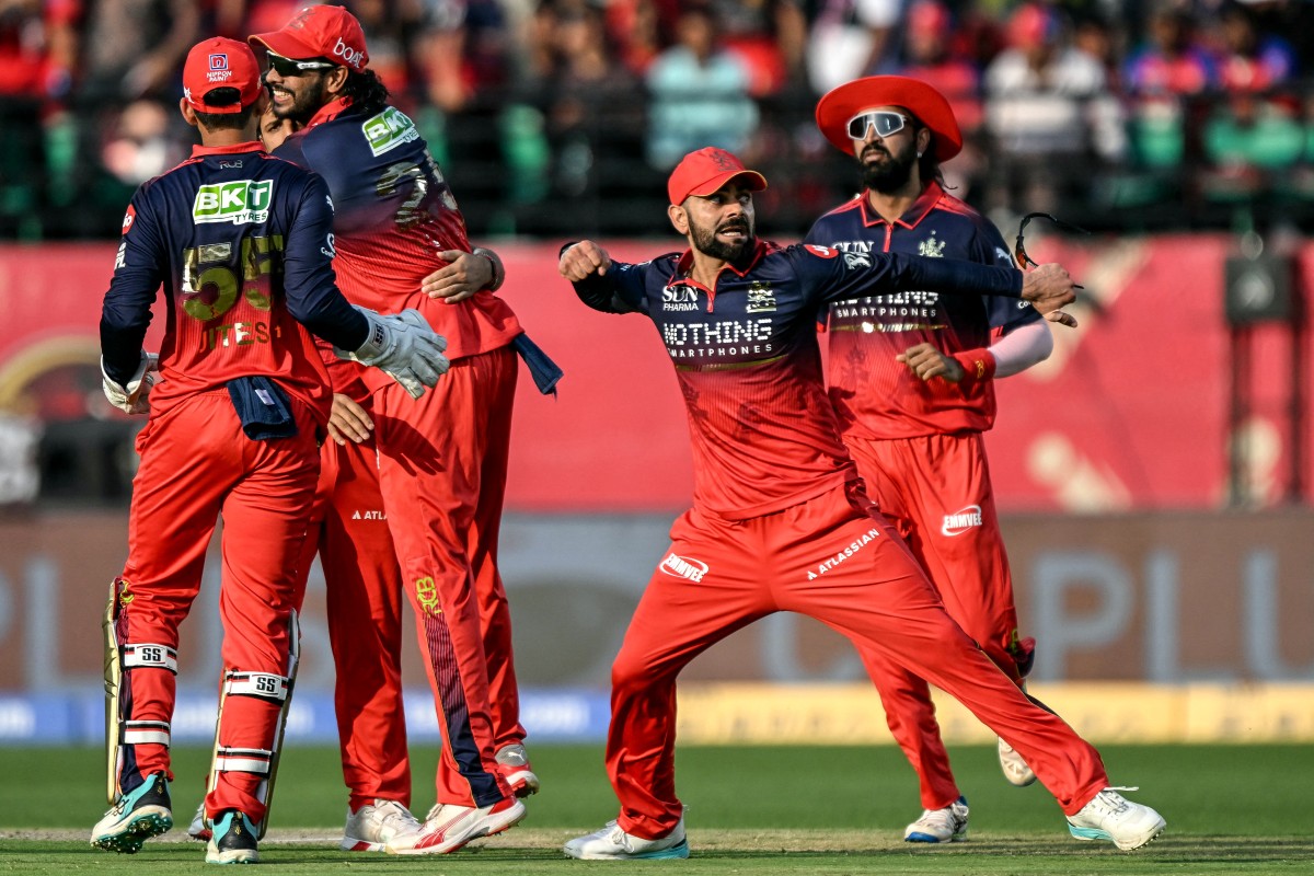 Royal Challengers Bengaluru's Indian cricket player Virat Kohli celebrates with teammates.