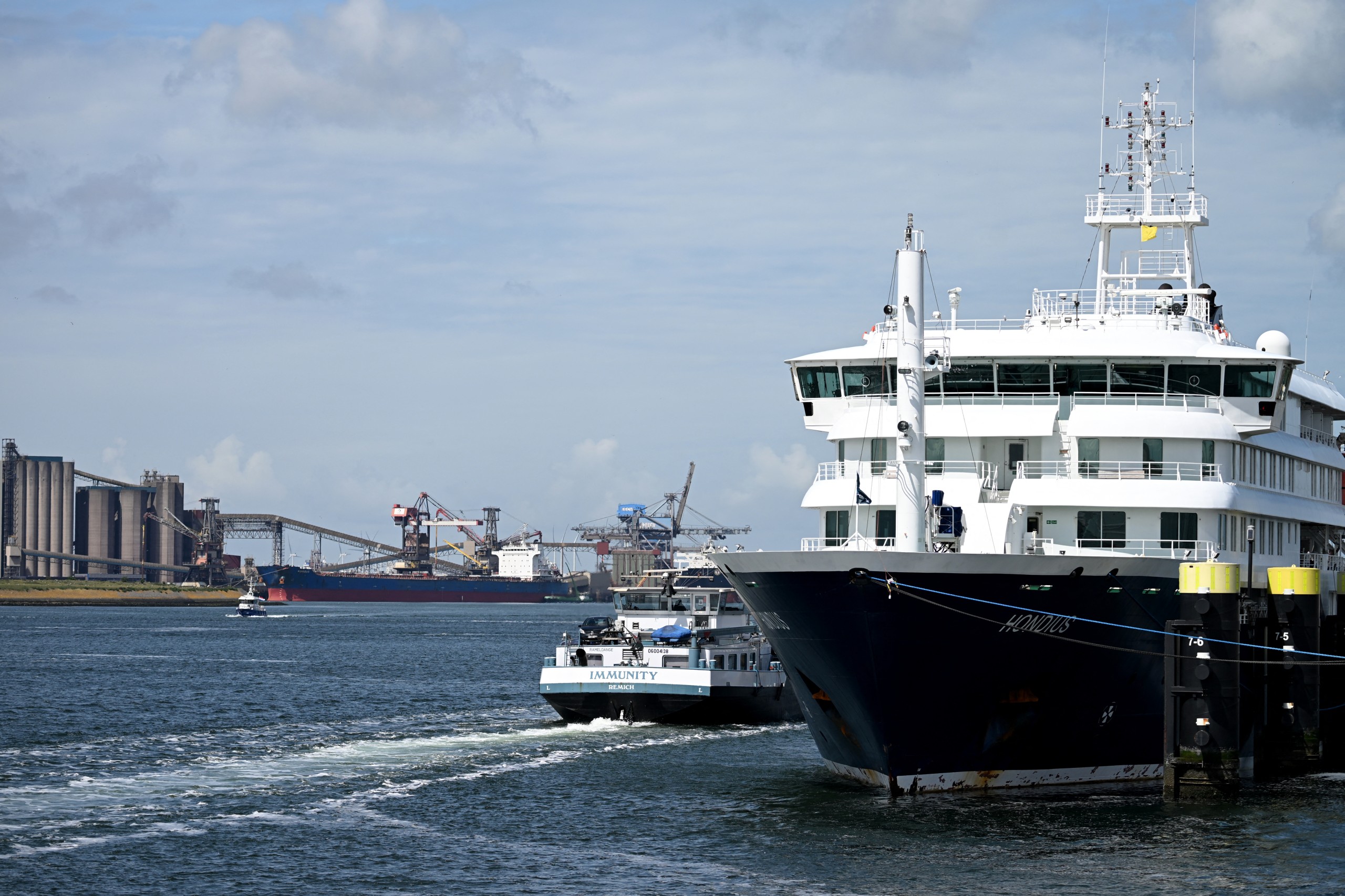 MV Hondius cruiseship, Hantavirus, arrives in Rotterdam.