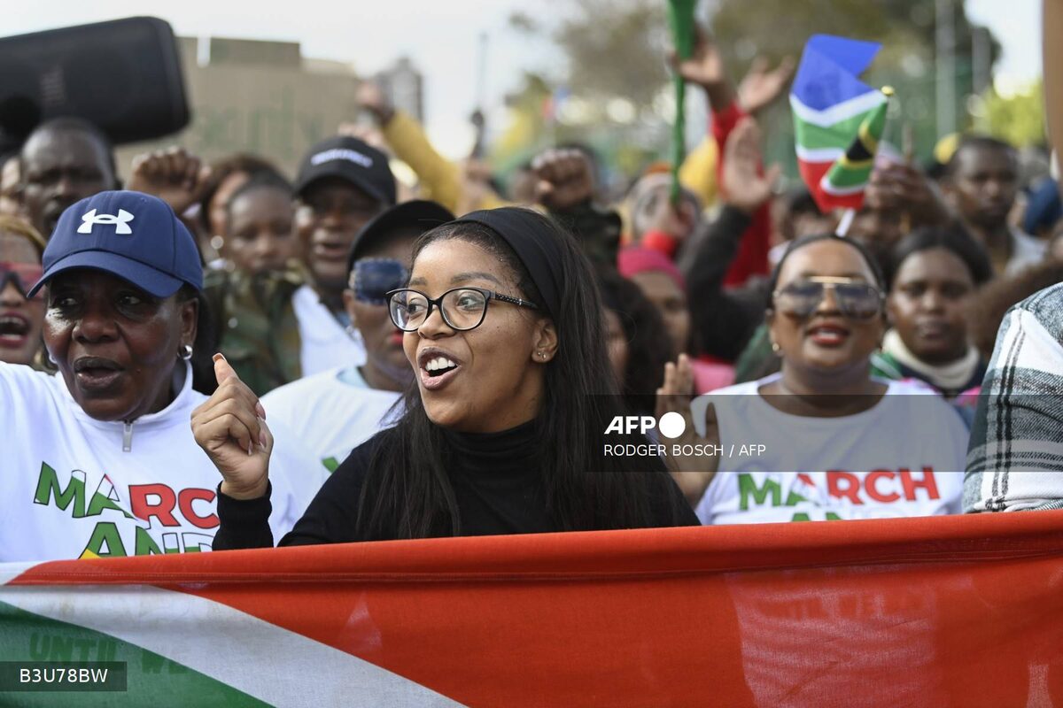 March and March leader Jacinta Ngobese-Zuma (C) leads demonstrators as they chant slogans during a protest against undocumented migrants organised by the March and March and Operation Dudula groups in Cape Town on May 23, 2026. (Photo: AFP)