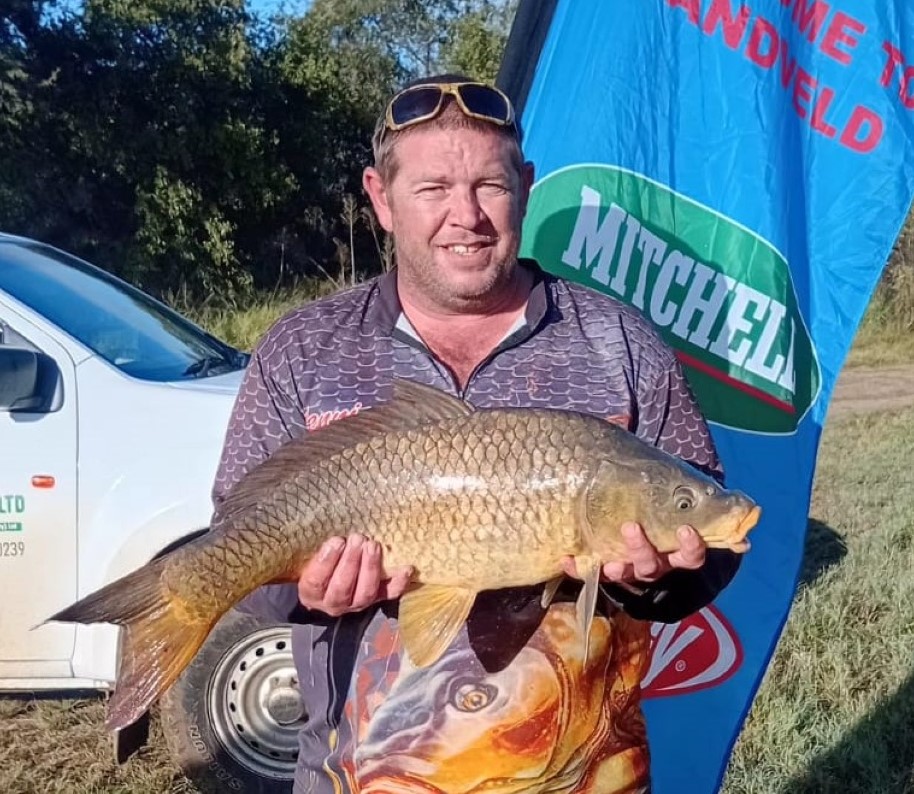 Bennie Scorgie het die langste karp van 77cm uitgetrek en R100 000 daarmee saam. FOTO: Verskaf