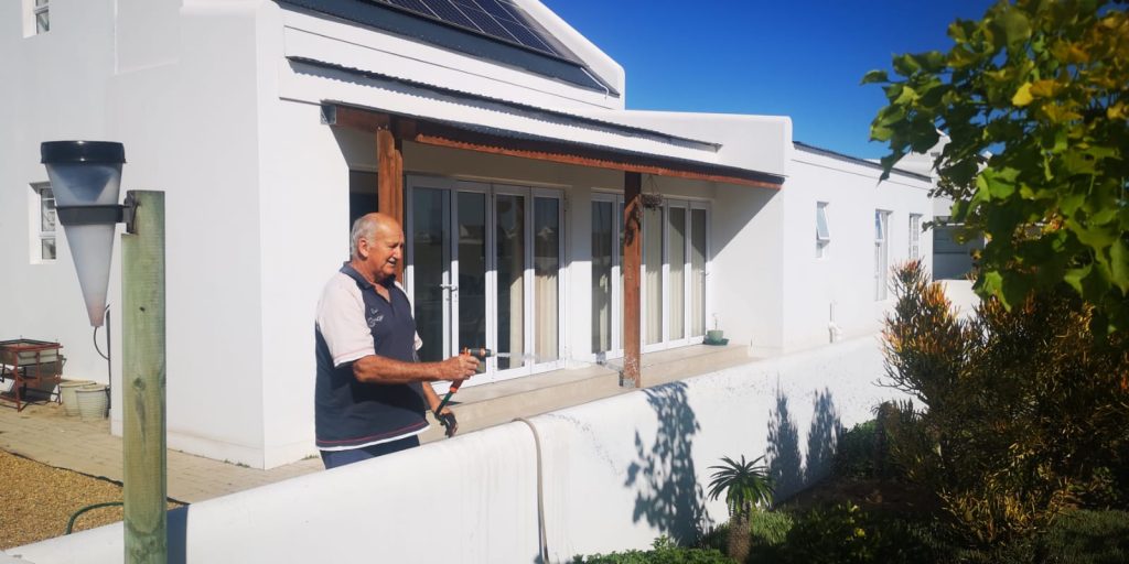 Kosbare water. Gerhard Snyman van Lampiesbaai maak sy tuinplante nat. Foto: Danie Hefers