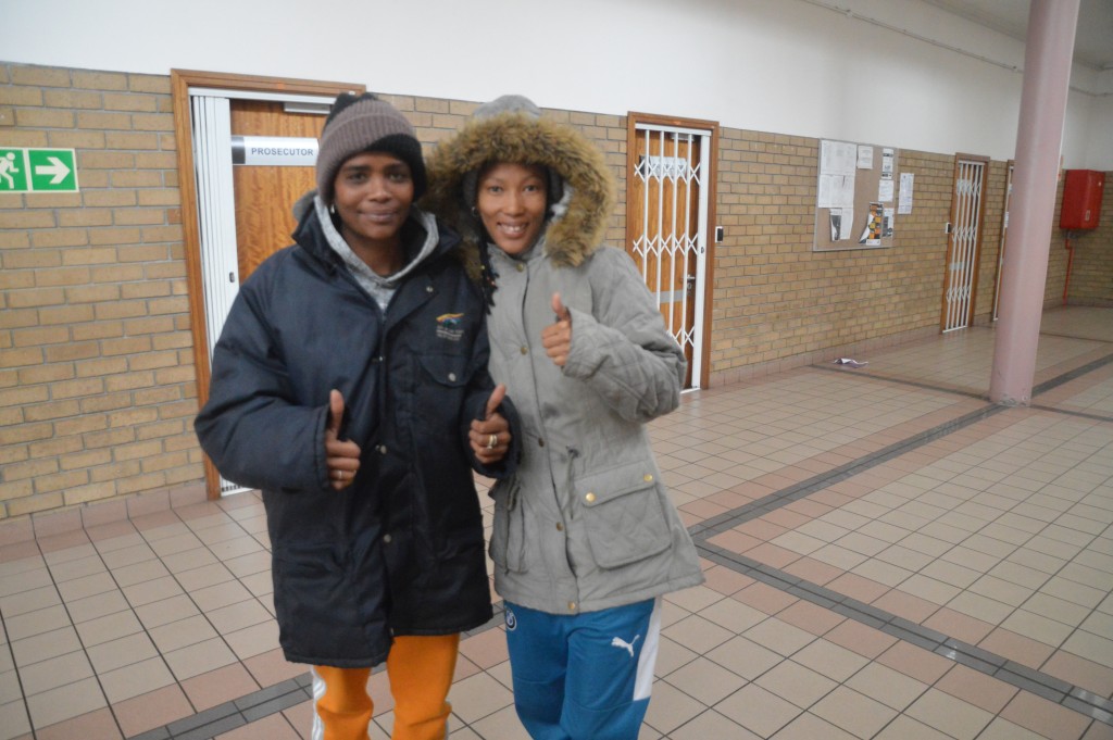 Thabisher se eggenoot (links) en Millandre Lee Bosman is gelukkig oor die hof se beslissing. FOTO: Murphy Roberts