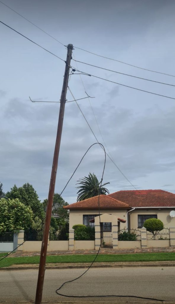 A pole was hit by a tree, leaving wires on the road in Kariega. 