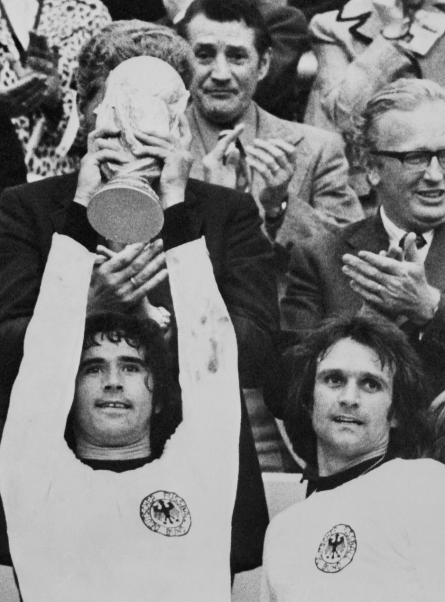Munchen West German Gerd Müller raises the World Cup