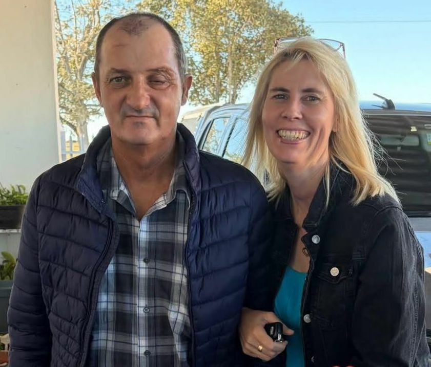 Drie mans word daarvan beskuldig dat hulle Hugo Louw buite Lambertsbaai aangerand en ernstig beseer het.