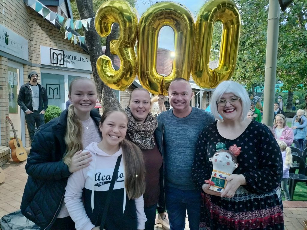Die Jacobs-gesin is van links Mia (14), Emma (12), Elize en Jaco. Saam met hulle is Helené Coetzee van Pan Macmillan.