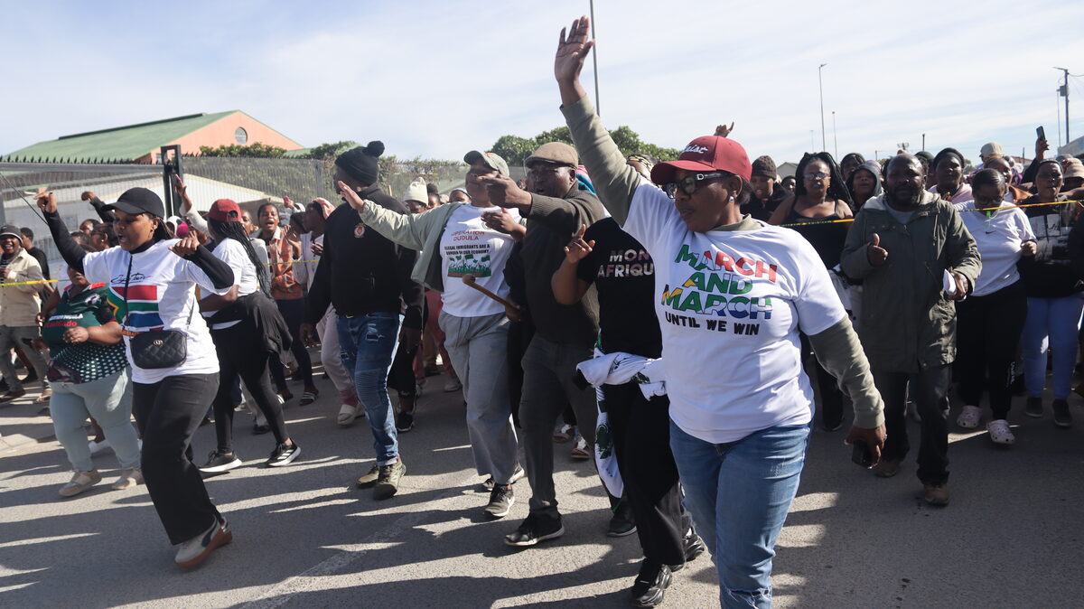 A large crowd of anti-foreigner protesters marches toward Lwandle Police Station to hand over their memorandum.