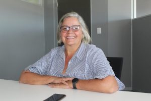 Fienie Nimb groet die polisie