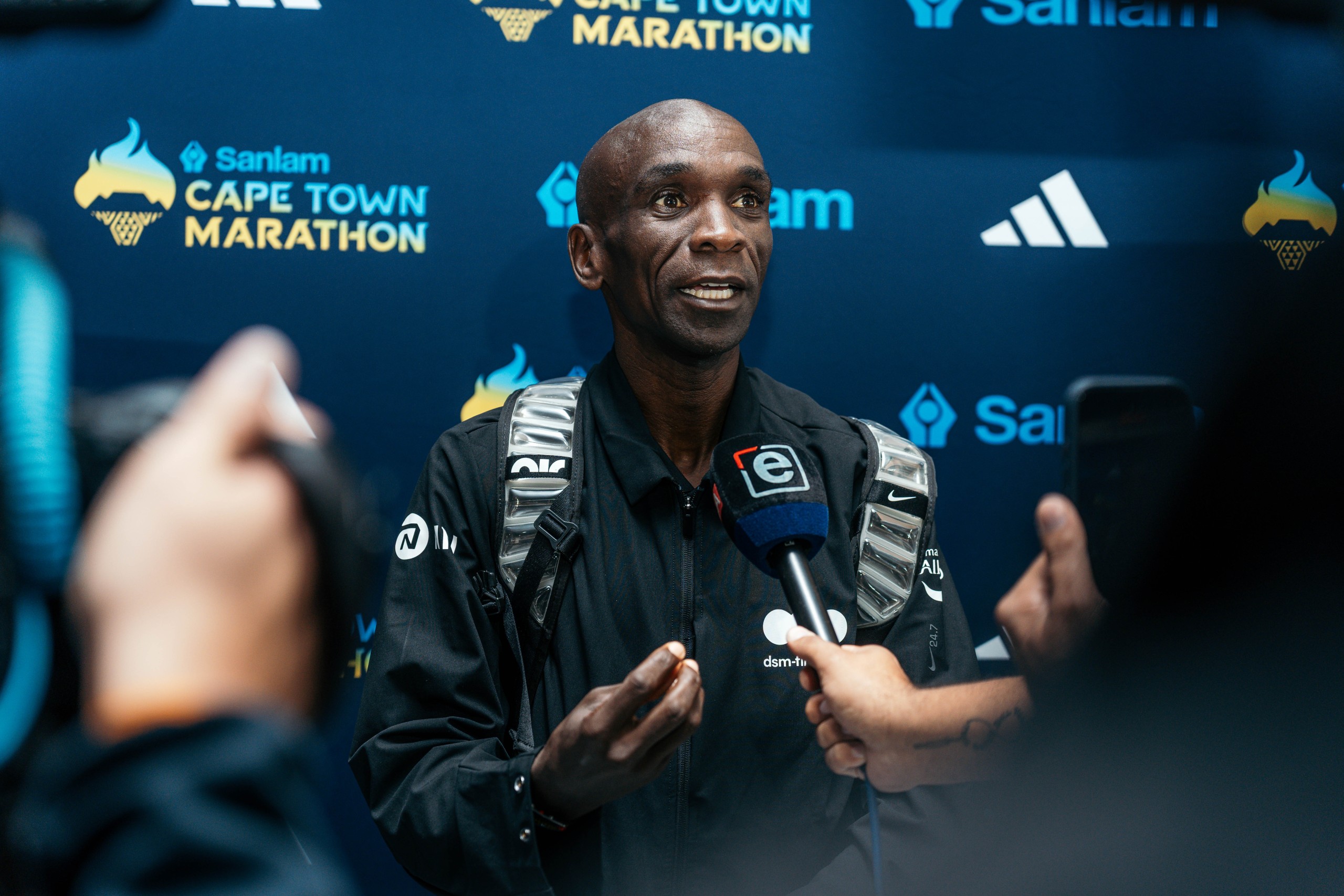 World-renowned marathoner Eliud Kipchoge arrived in Cape Town on Tuesday 19 May to run the 2026 Sanlam Cape Town Marathon as part of his Eliud’s Running World tour.