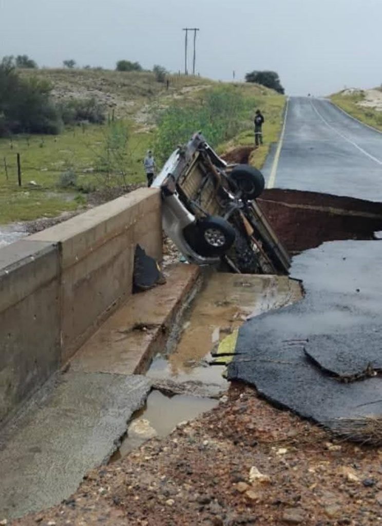 Die Cardington-brug noordoos van Kuruman. 'n Kar wat die brug wou oorsteek toe dit onder water was, lê in die gat. FOTO: Kuruman Accident and Emergency News