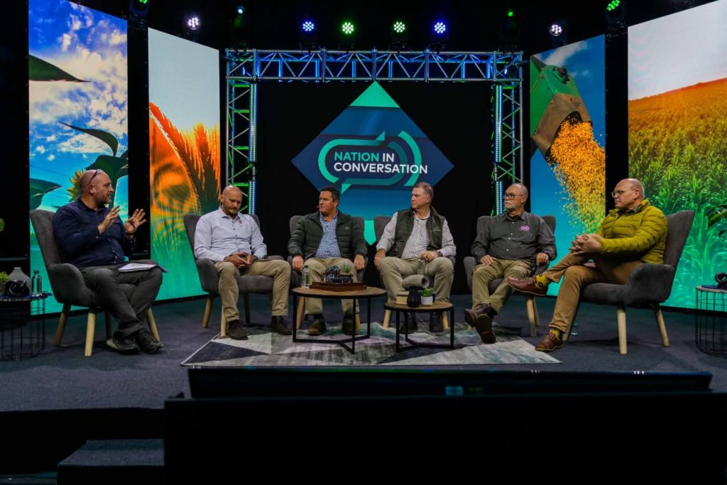 Van links is Chris Burgess, Dewald Olivier, John Steenhuisen, Kobus Bester, dr. Dirk Verwoerd en Johan Kotzé. 