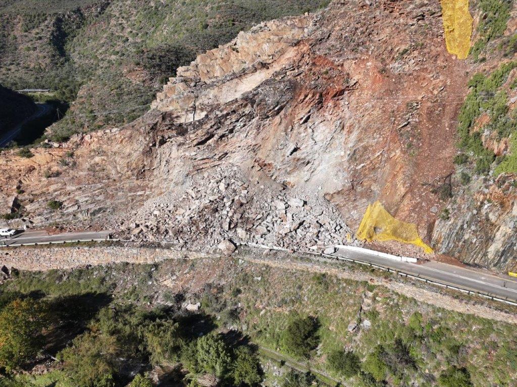 The road between Oudtshoorn and the Cango Caves remains closed.