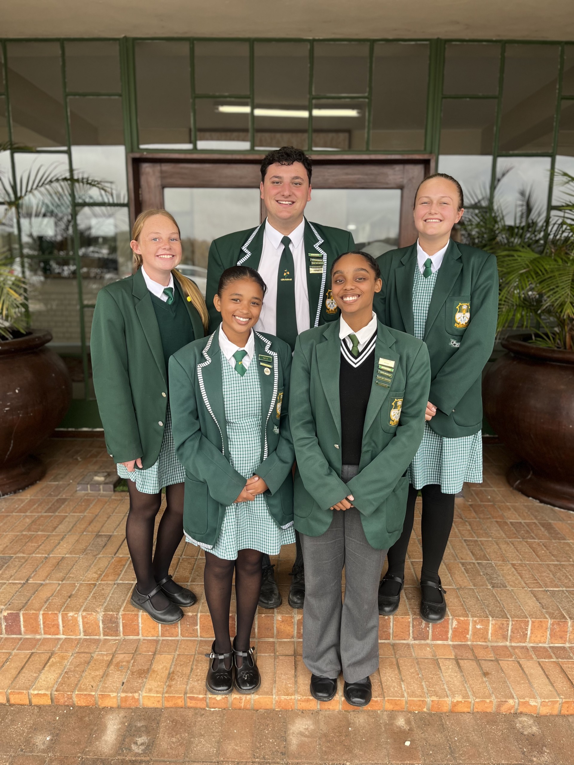 Van links: Joa Janse van Rensburg, Hansie Beukes, Clarette Bowing. Voor van links Zoey Michaels, Chloe Abrahams.