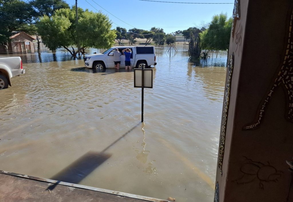 Die Kuruman-rivier het sy oewers oor die hoofstraat en tot aan die Van Zylsrus-hotel, van waar dié foto geneem is, verbreed. FOTO: Facebook / Van Zylsrus Hotel