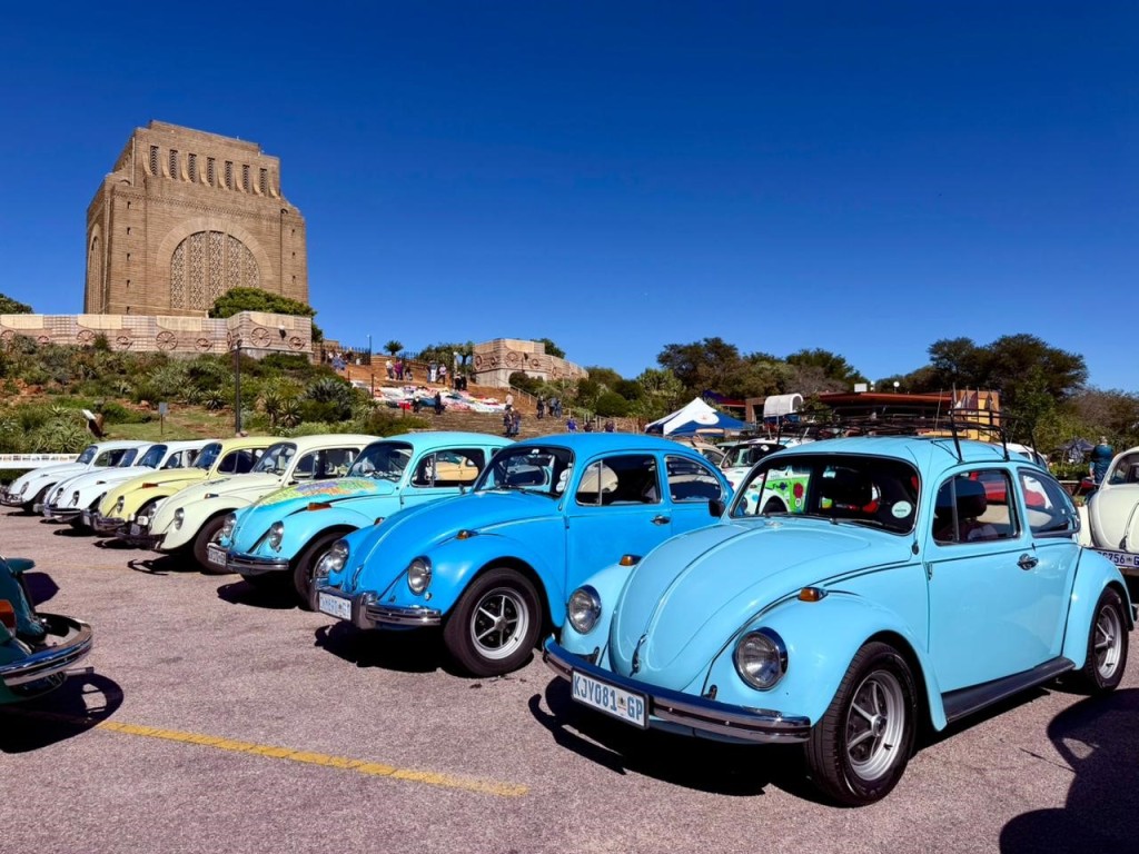 ’n Ry ikoniese Volksies het by die Voortrekkermonument saamgetrek.
