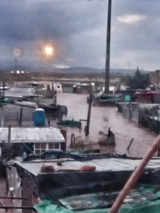 Paaie gesluit, nog ontruimings aan die gang ná oorstromings gebied in chaos dompel