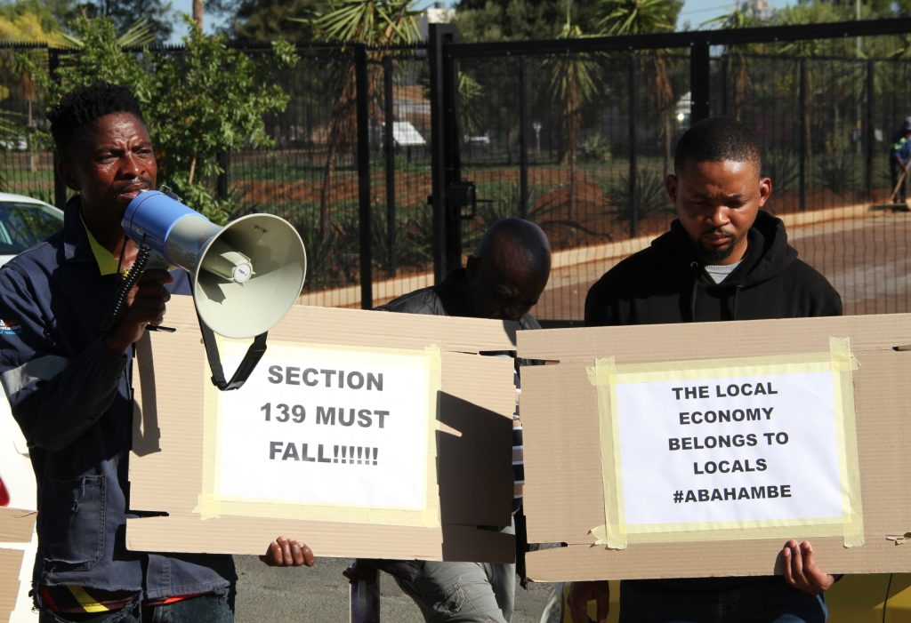 Aktivis Lawrence Mkwakani van die Kimberley Action group aan die woord, met Boyce Makodi langs hom. Foto: Charné Kemp