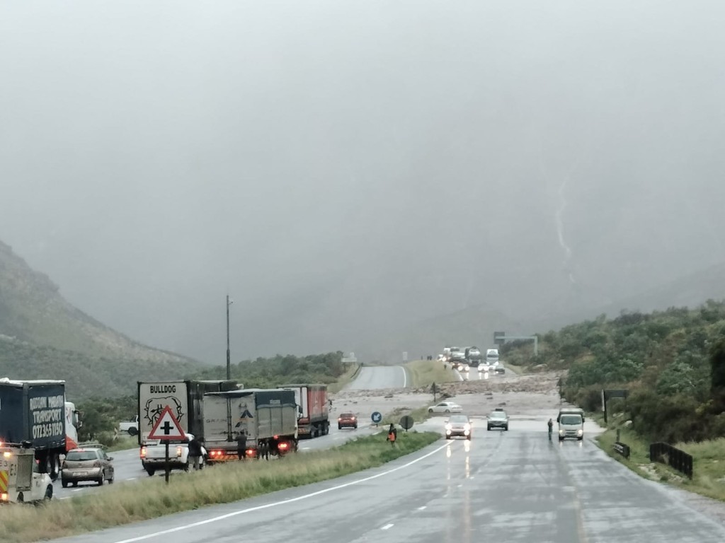 Flooded N1 in Du Toits Kloof.