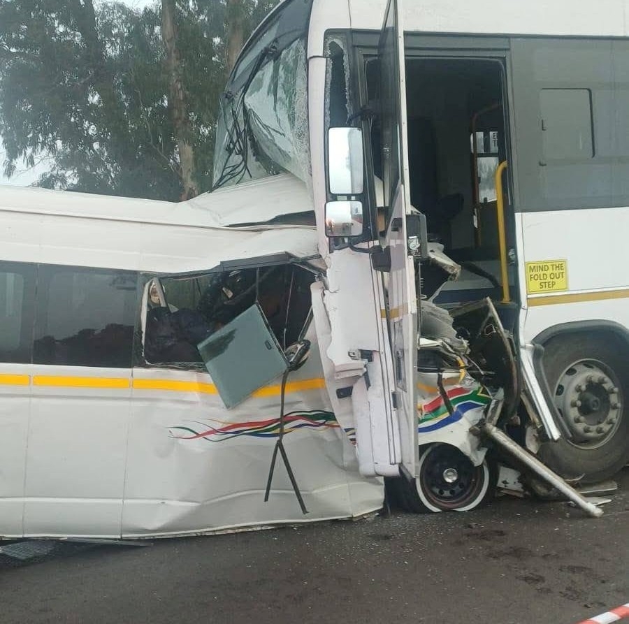 Ten die in horror Mpumalanga crash.