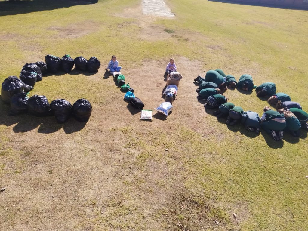 Leerlinge van Privaatskool Amajuba in Volksrust het vir Wêreldhongerdag kos en klere ingesamel.