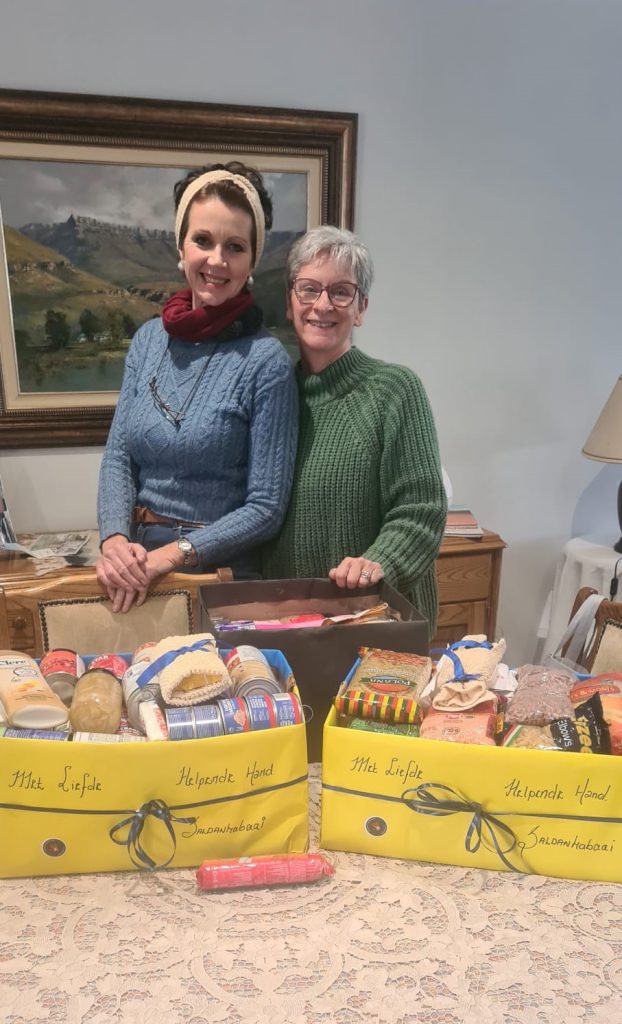 Lynne van den Berg en Elma Vertue, taklede van Helpende Hand se Saldanhabaai-tak.