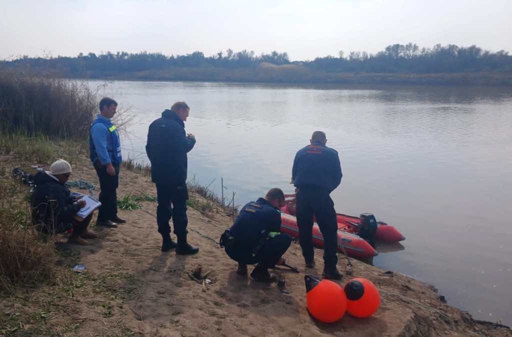 Members of the Search and Rescue Unit next to the Vaal River.