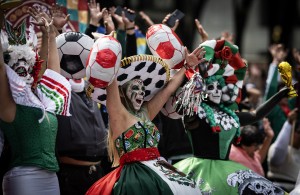 ‘So many of us!’ Mexicans attempt world’s biggest human wave