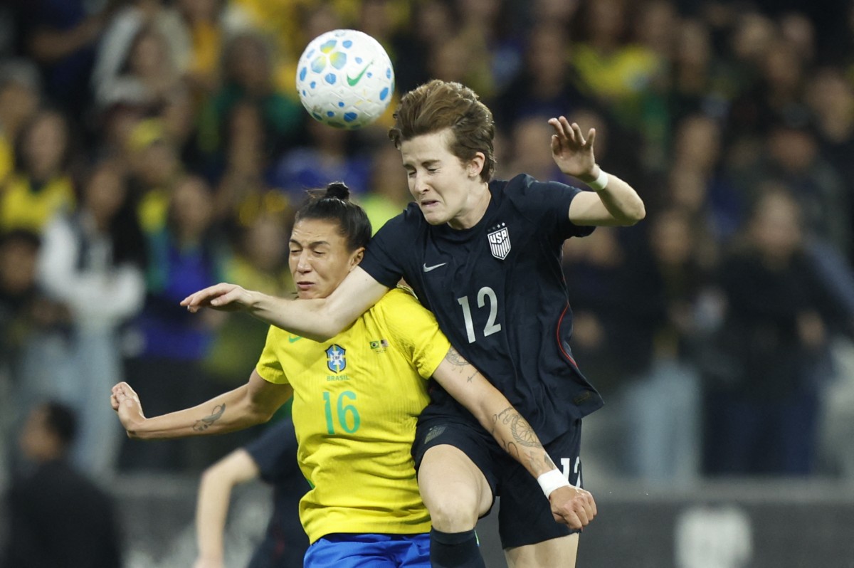 Brazil's forward Bia Zaneratto and US' defender Tierna Davidson fight for the ball.