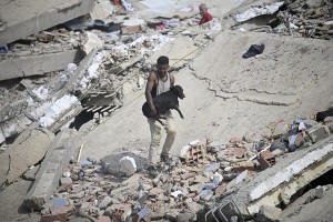 Venezuela earthquake death toll doubles as rescue teams race against time