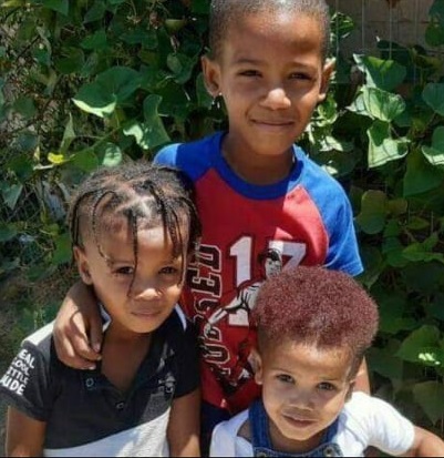 Caleb (agter; 8), Gradwell (links; 5) en Joshua (2) Booysen.