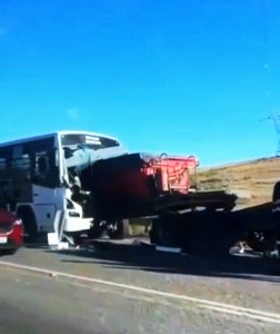 Juffrou sterf toe skoolbus van die Laerskool Kathu teen vragmotor bots