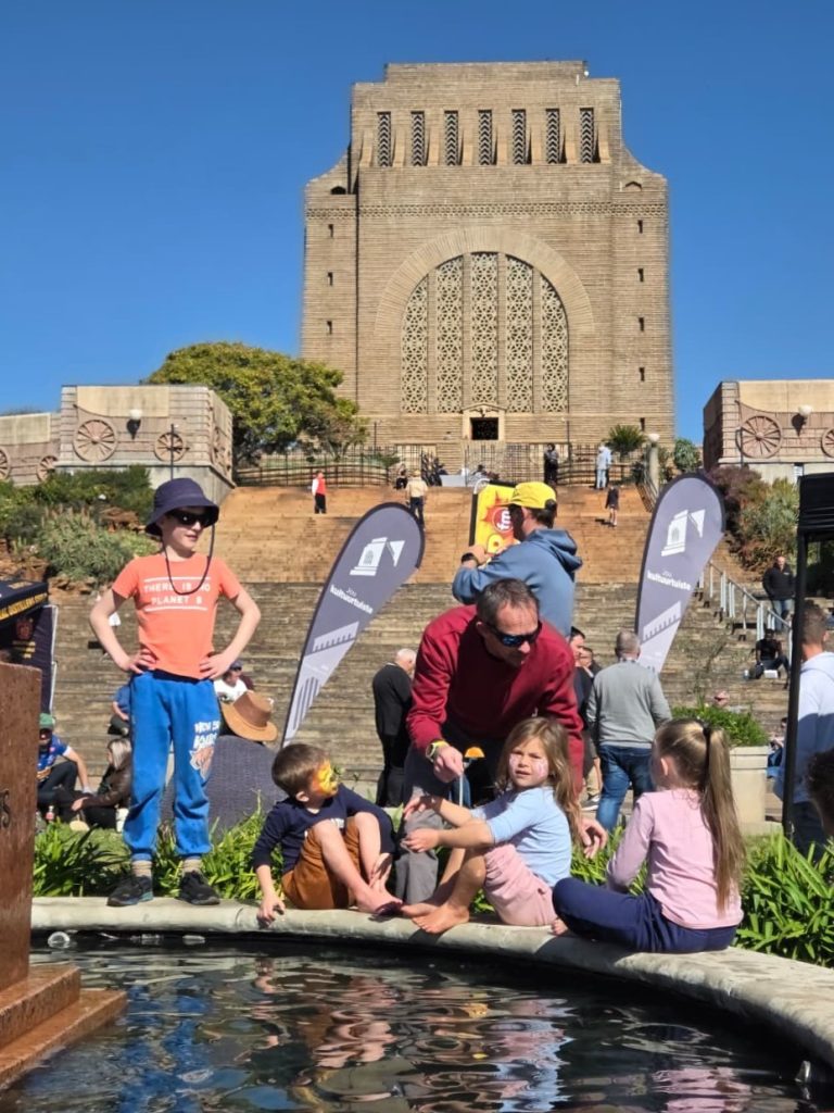 Die jongspan geniet die koue water in die fontein op die Markplein.