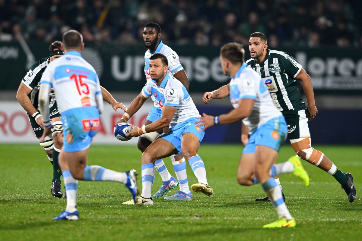 Bulls' South African fly-half Handré Pollard passes the ball during the European Champions Cup, first round, day 4, pool 4, rugby union match between Section Paloise (Pau) and Bulls (Pretoria) at the stade du Hameau in Pau, southern France, on January 16, 2026.