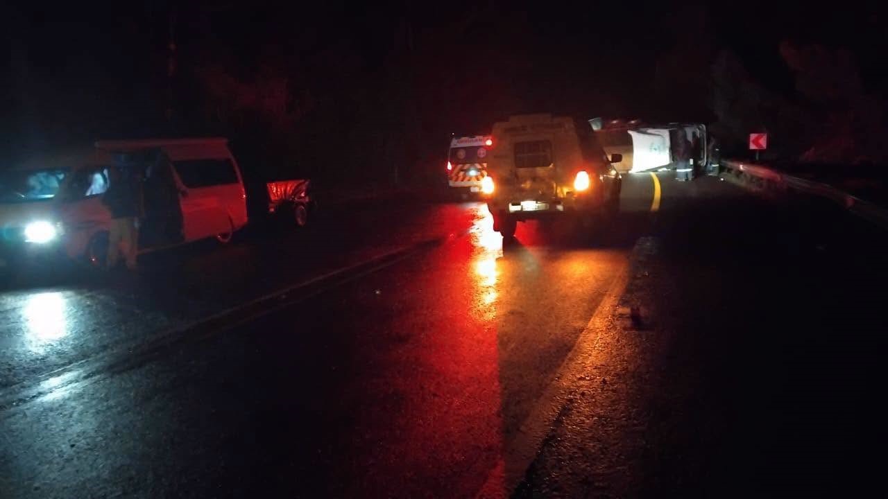 The N6 road is temporarily closed between Reddesburg and Smithfield due to a heavy truck crash.